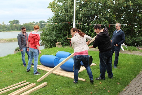 Floßbau: Gar nicht so einfach. Teamwork und handwerkliches Geschick bewiesen die neuen Chemikaten (Foto: Thor).