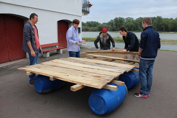 Floßbau: Gar nicht so einfach. Teamwork und handwerkliches Geschick bewiesen die neuen Chemikaten (Foto: Thor).