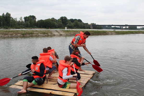 Floßbau: Gar nicht so einfach. Teamwork und handwerkliches Geschick bewiesen die neuen Chemikaten (Foto: Thor).