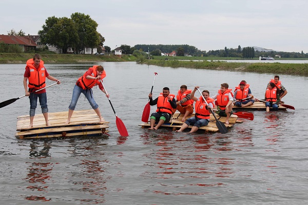 Floßbau: Gar nicht so einfach. Teamwork und handwerkliches Geschick bewiesen die neuen Chemikaten (Foto: Thor).