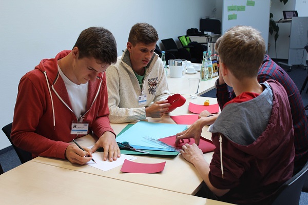 Mit wenig Zeit, Material und Hilfe einen Turm bauen - die "Abschlussarbeit" der neuen Chemikanten-Azubis (Foto: Thor).