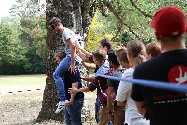 Einführungstage mit neuen Azubis, älteren Lehrjahren und den Ausbildern: Teamzusammenhalt im Seilgarten (Foto: Bohrmann).