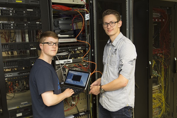 Tim am Arbeitsplatz im Serverraum mit einem Kollegen. Seit Juni 2018 ist er Fachinformatiker für Systemintegration. (Foto: Zschimmer & Schwarz)