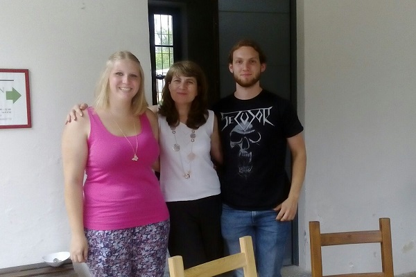 Florian und Selina machen eine Ausbildung als Chemikant und Industriekauffrau in Lahnstein. Hier sind sie mit einer italienischen Kollegin in Bregaglio in Biassono nahe Monza, ein Unternehmen der Zschimmer & Schwarz Gruppe (Foto: sz).