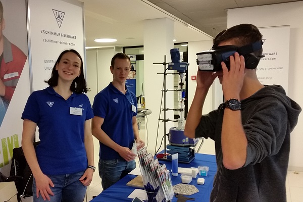 Die Azubis hatten für die Besucher der Vocatium auch die 360°-Brille von "Elementare Vielfalt" mitgenommen (Foto: Z&S).