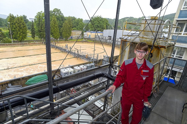 Dieser Azubi macht eine seltene Ausbildung: die Fachkraft zur Abwassertechnik. Hier steht er im Betrieb vor dem Klärbecken, wo viele kleine Mikroben und Bakterien das Wasser reinigen. (Foto: Sandro)