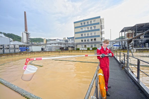 Proben ziehen gehört zu den Aufgaben, die man auch schon als Azubi macht. (Foto: Sandro)