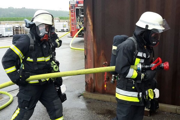 Thomas macht eine Ausbildung als Werkfeuerwehrmann und ist hier mit seinen Kollegen bei einer Übung (Foto: Bayernoil).