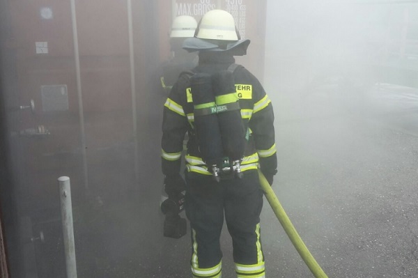 Thomas macht eine Ausbildung als Werkfeuerwehrmann und ist hier mit seinen Kollegen bei einer Übung (Foto: Bayernoil).