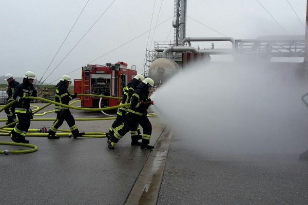 Thomas macht eine Ausbildung als Werkfeuerwehrmann und ist hier mit seinen Kollegen bei einer Übung (Foto: Bayernoil).