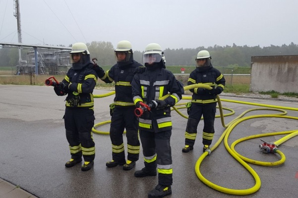 Thomas macht eine Ausbildung als Werkfeuerwehrmann und ist hier mit seinen Kollegen bei einer Übung (Foto: Bayernoil).