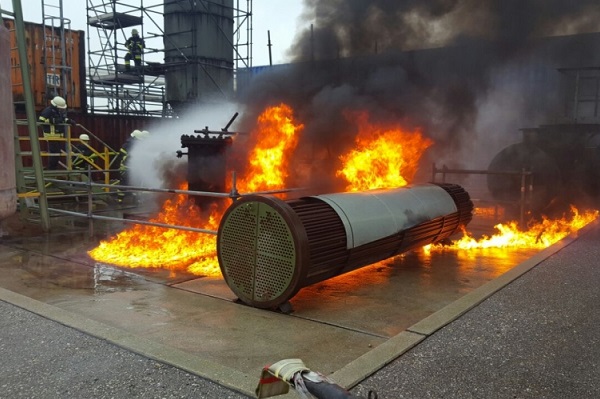 Thomas macht eine Ausbildung als Werkfeuerwehrmann und ist hier mit seinen Kollegen bei einer Übung (Foto: Bayernoil).