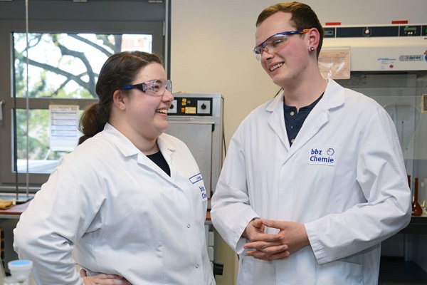 Marvin Spieker belegt den Meisterlehrgang  und Juliane Dräger ein Studium - beide berufsbegleitend und beide am bbz Chemie (Foto: Rempe).