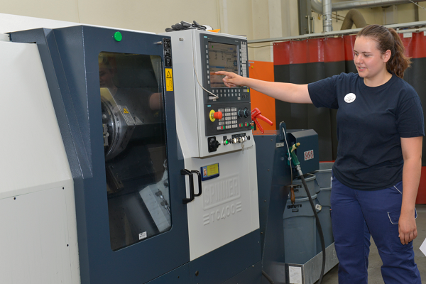 Diese Azubine erklärte in Ingelheim eine der Maschinen, an denen sie ihre Ausbildung macht. (Foto: Boehringer Ingelheim)