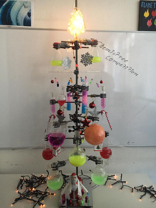 Auf der Shortlist: Jerome und Vivien mit dem UV-Tree. Jerome ist im 3. Lehrjahr zum Chemielaborant. Vivien im 2. Lehrjahr. Sie haben viele UV-aktive Farben einzubringen, um für einen Wow-Effekt zu sorgen. Der Besitzer des Chemistree ist natürlich kein geringerer als der fancy Labor-Nikolaus, inklusive mit Kittel und Schutzbrille.