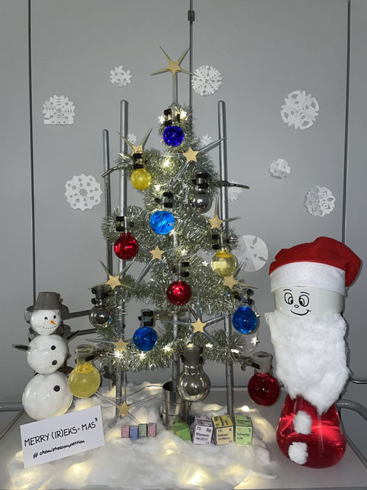 Team MERRY (IR)EKS-MAS3 mit Selina, Theresa und Johannes mit Rebecca haben einen echten ChemisTree gebaut. Die Weihnachtskugeln wurden befüll mit: Kupfersulfatlösung in zwei verschiedenen Konzentrationen (blau), Cobaltlösung (rot), dest. Wasser + 0,05 molare Schwefelsäure und Tashiro Indikator (lila),  Silberspiegelprobe (silber), Goldstaub aus Blei(II)acetat Trihydrat, Kaliumiodid und konzentrierter Essigsäure (gold).