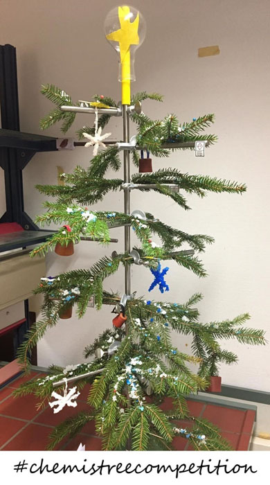 Kathrin und Dennis von Sto: ChemisTree mit selbstgemachter Schnee aus Natriumchlorid und Weihnachtskugeln aus Dichtungsringen/-Stopfen. Dazu kristallisierte Sterne aus Kalium-Aluminium-Sulfat und Kupfersulfat.