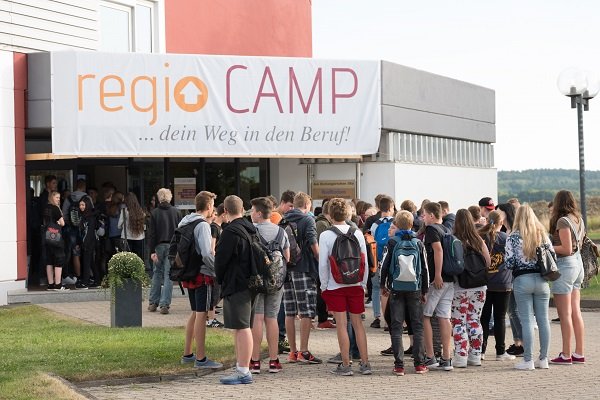 Die Schülerinnen und Schüler können sich entspannt auf dem regioCAMP über die beruflichen Möglichkeiten im Raum Hundsrück informieren (Foto: Werk).