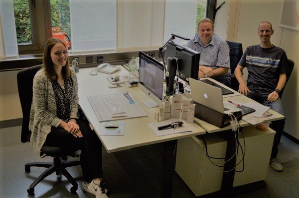 Meine Kollegen Sascha Thönges und Marc Rüdesheim und ich in unserem Büro (Foto: Sebapharma).